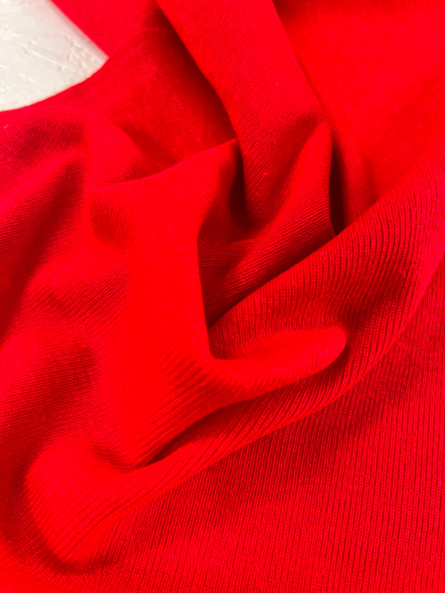 Punto tubular rojo - detalle caída y textura