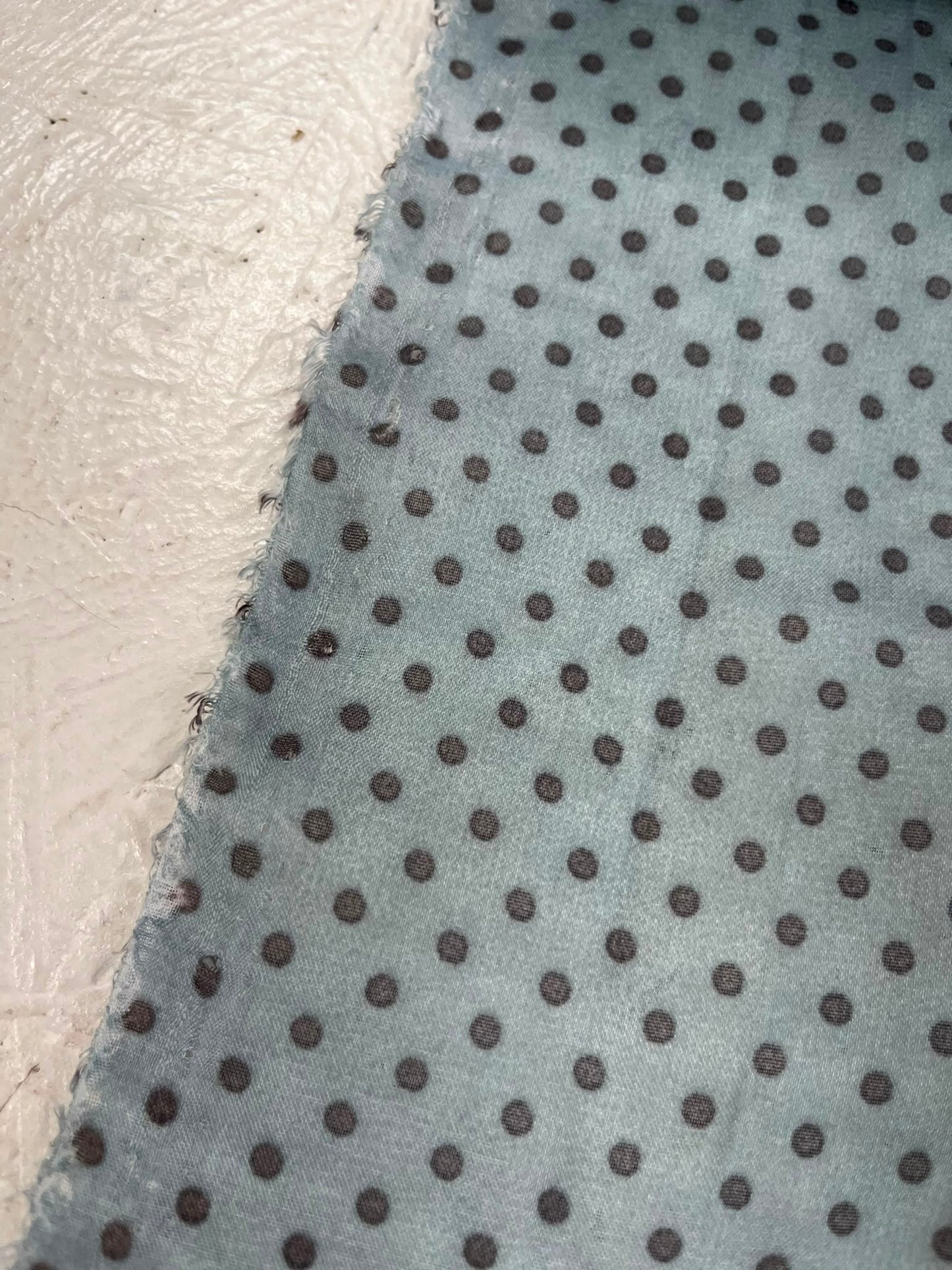 Forro lunares azul celeste - orillo y textura