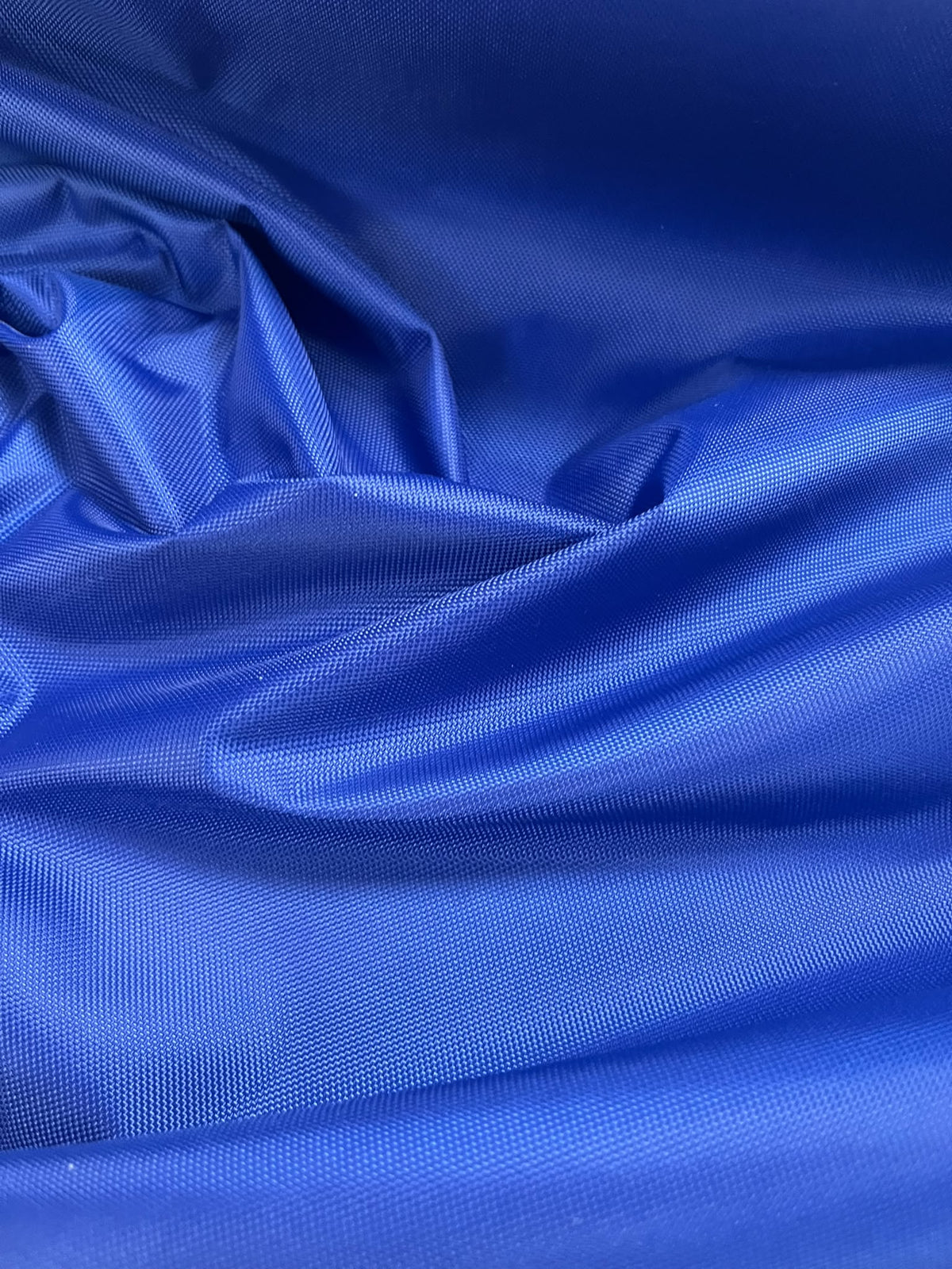 Impermeable azul eléctrico - detalle caída y brillo
