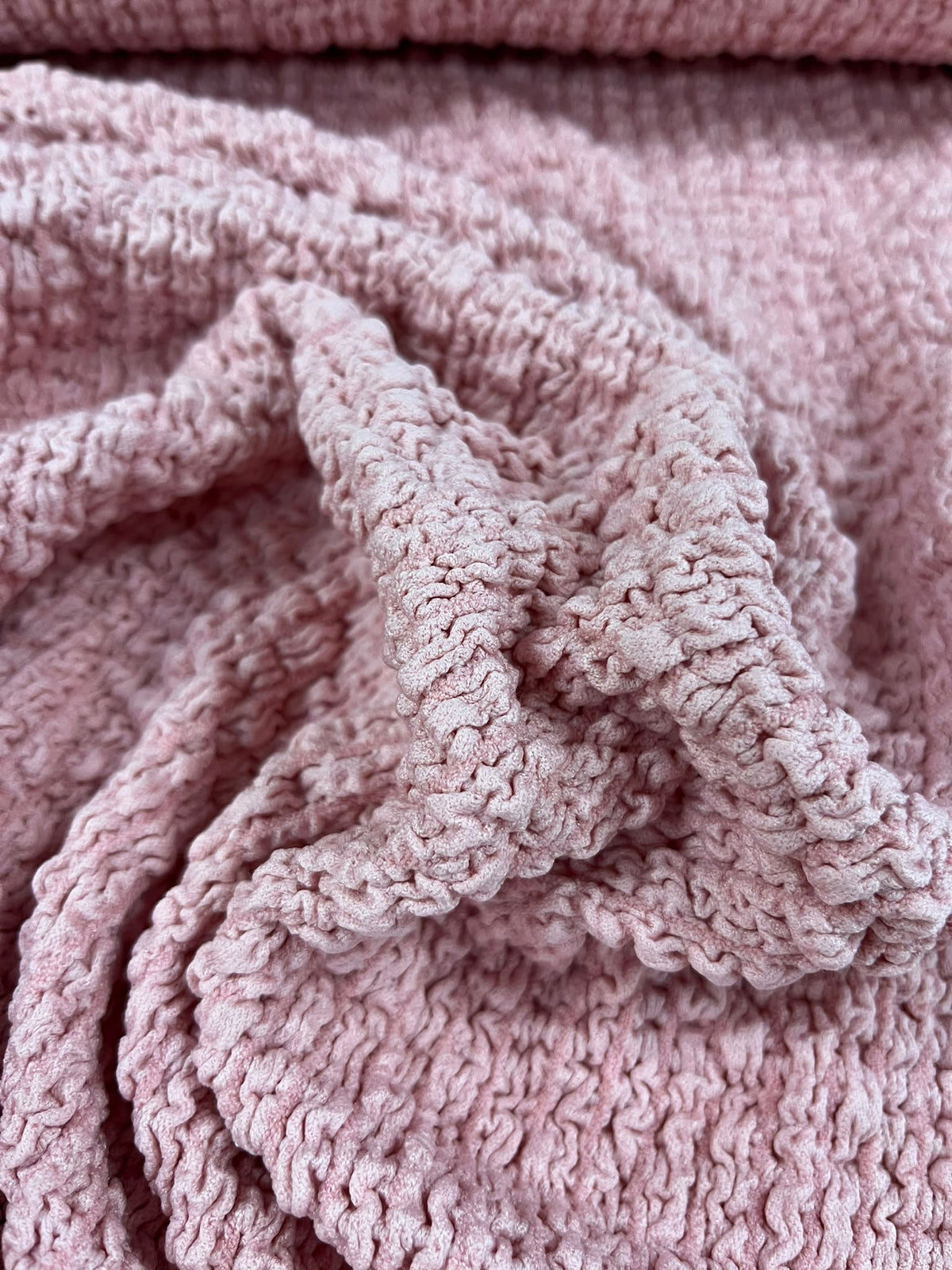 Buclé rosa empolvado - detalle caída y volumen