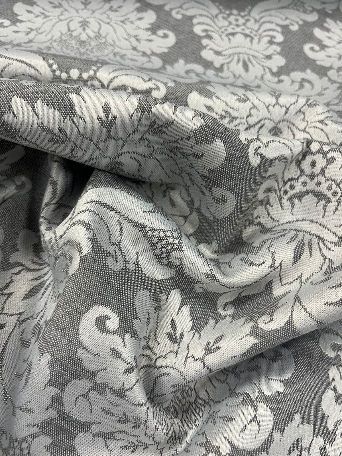 Damasco gris plata - detalle caída y textura jacquard