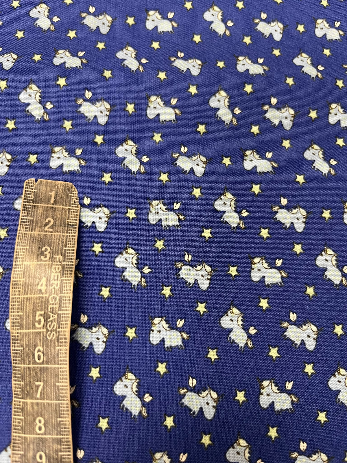 Algodón Unicornios Blancos Azul - detalle escala motivos con cinta métrica