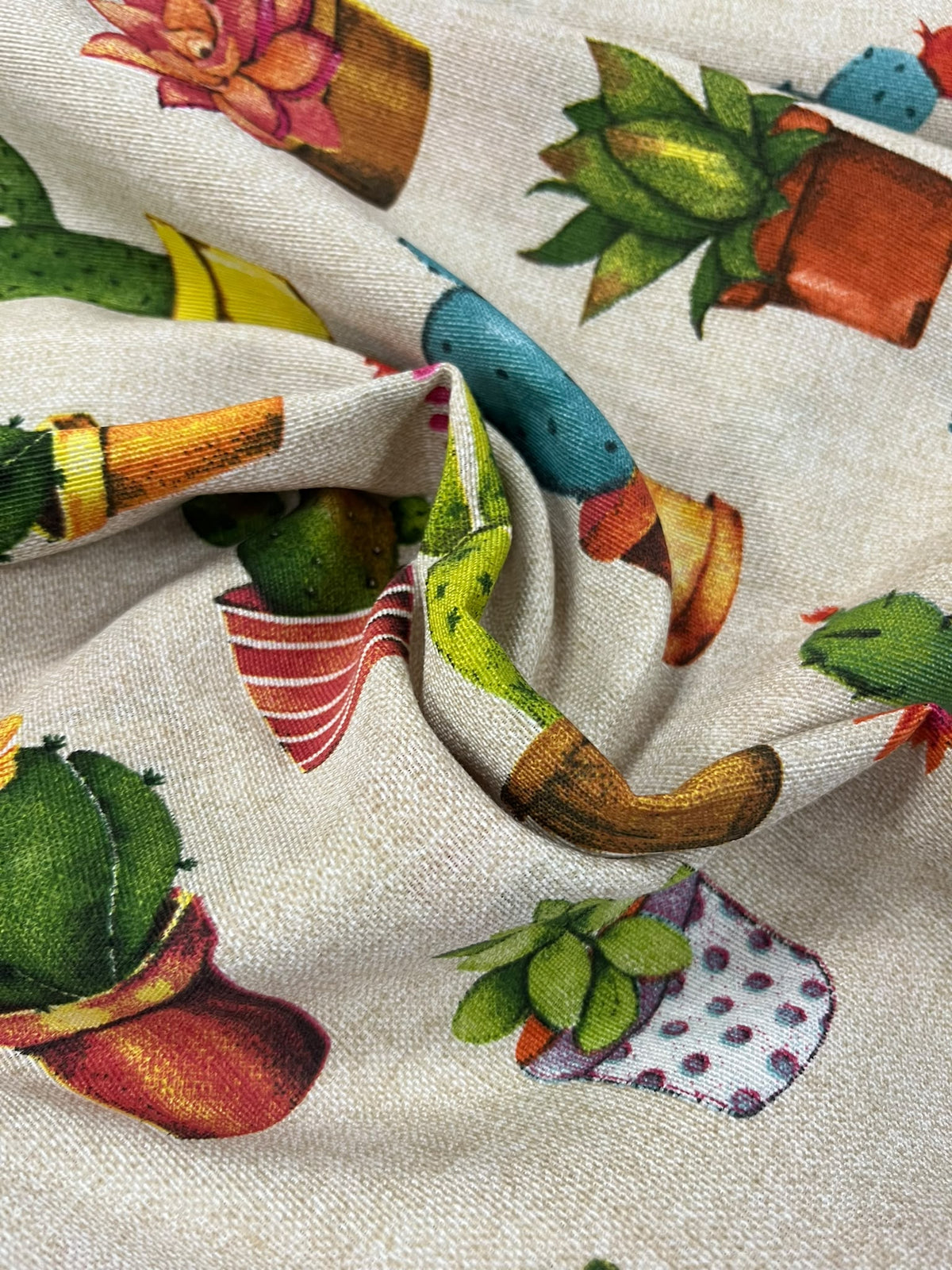 Loneta estampado cactus - detalle caída y estampado