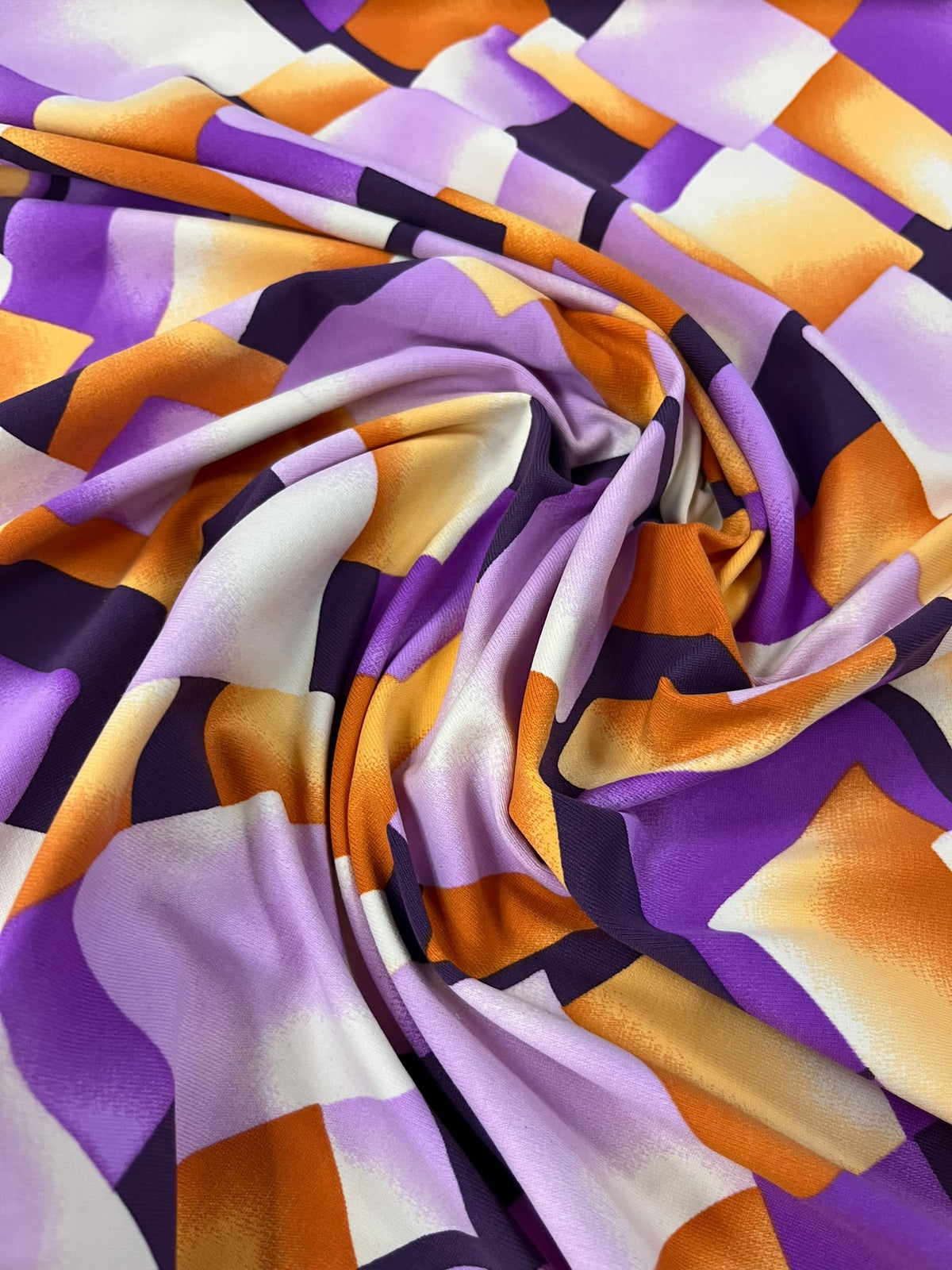 Lycra Geométrico Morado y Naranja - caída y textura del tejido