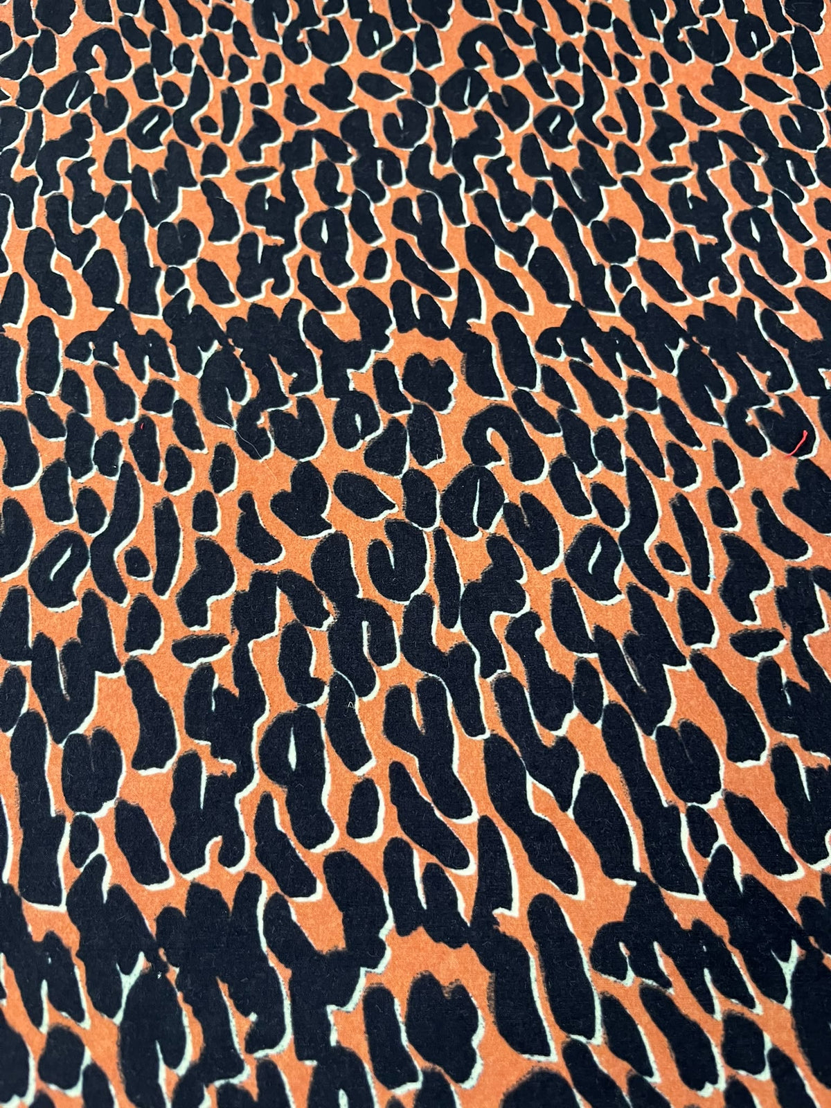 Punto Leopardo Naranja y Negro - caída y textura del tejido