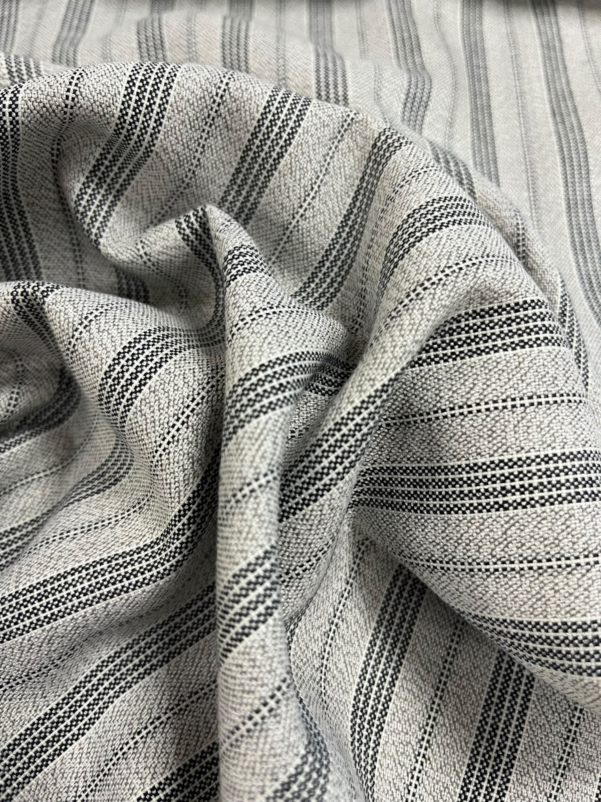 Tejido de rayas gris - detalle caída y trama