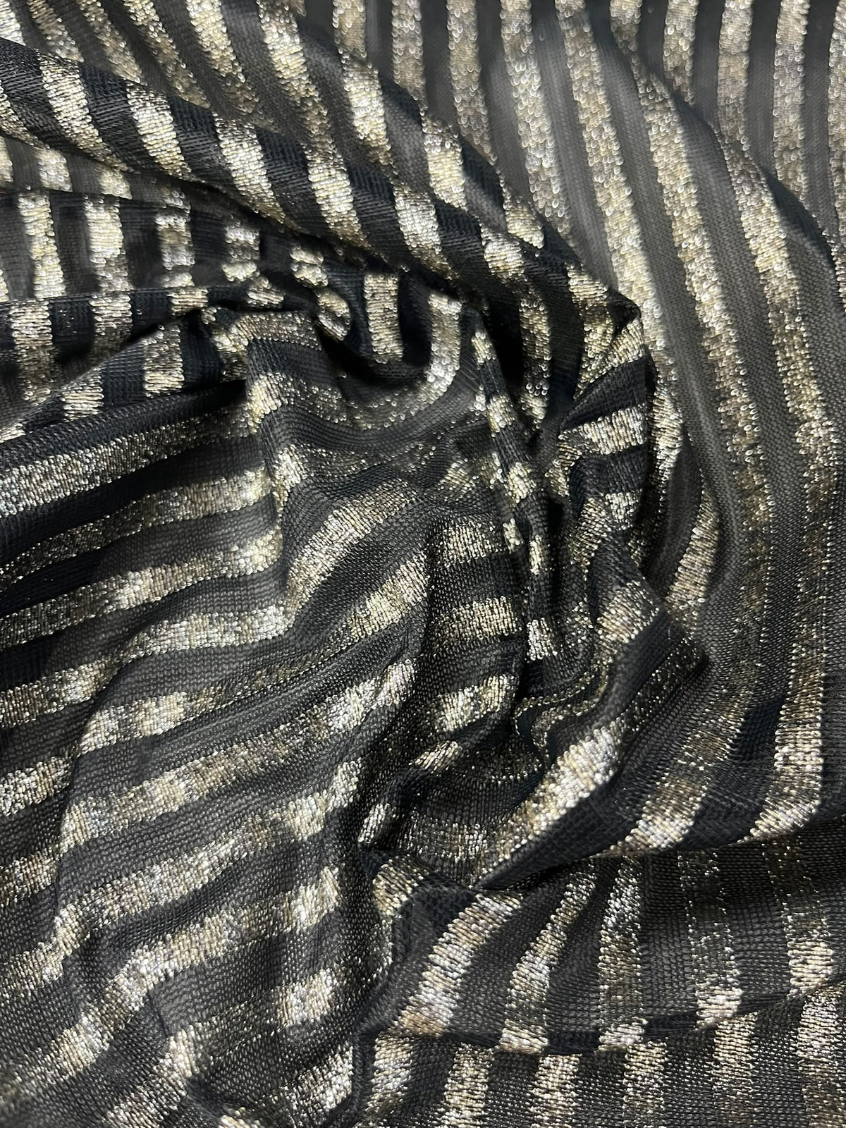 Tejido Rayas Plata y Negro - detalle textura lurex metalizada