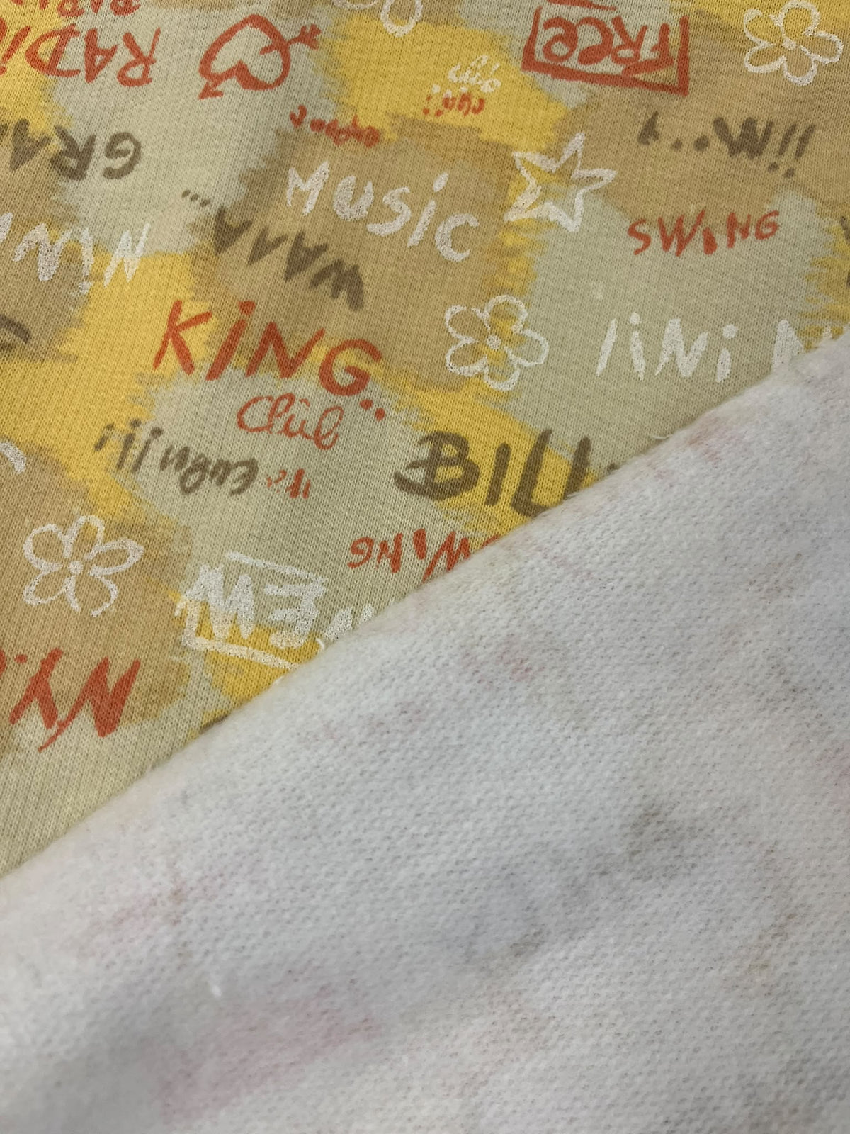 Sudadera Graffiti Amarillo - detalle reverso afelpado y cara exterior