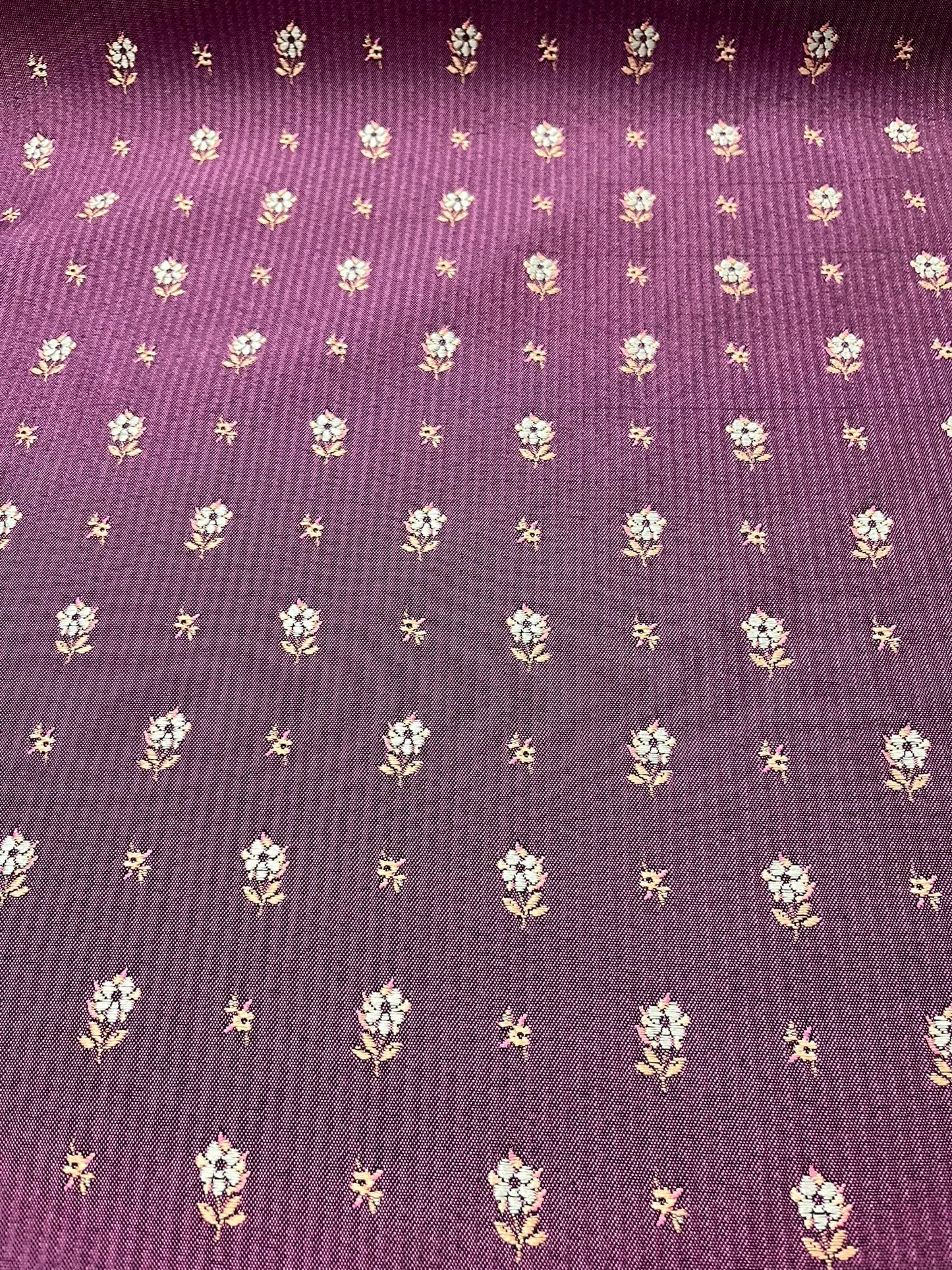 Jacquard Morado Flor - detalle flores bordadas
