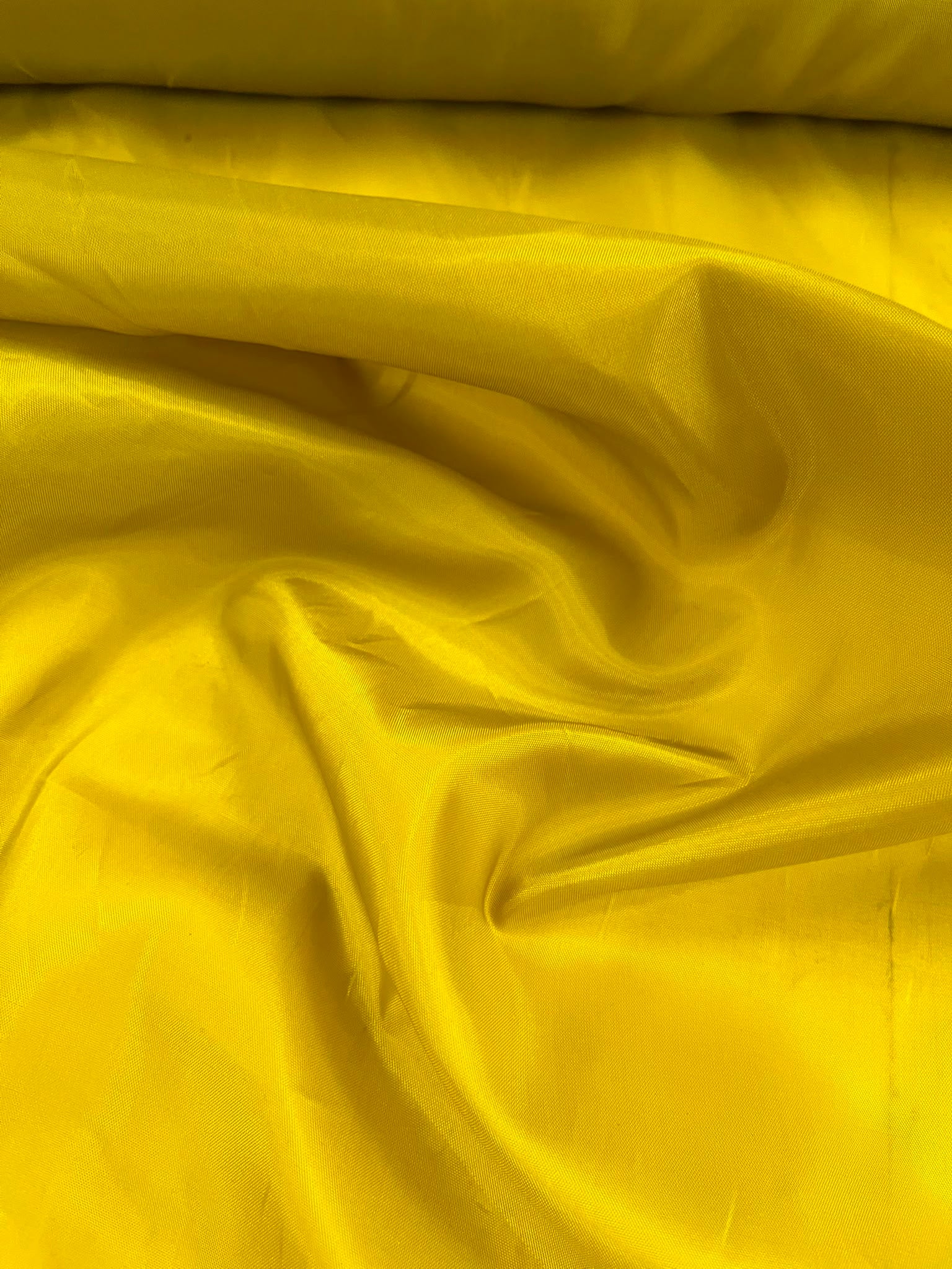Forro mostaza acetato - detalle satinado