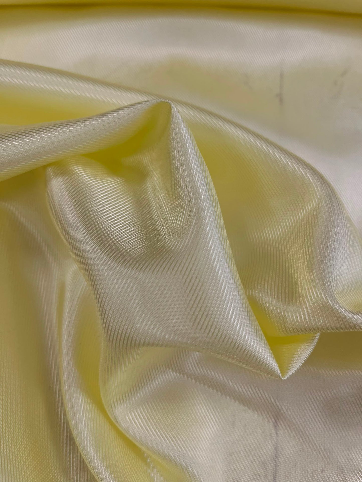 Forro amarillo acetato - detalle caída y brillo