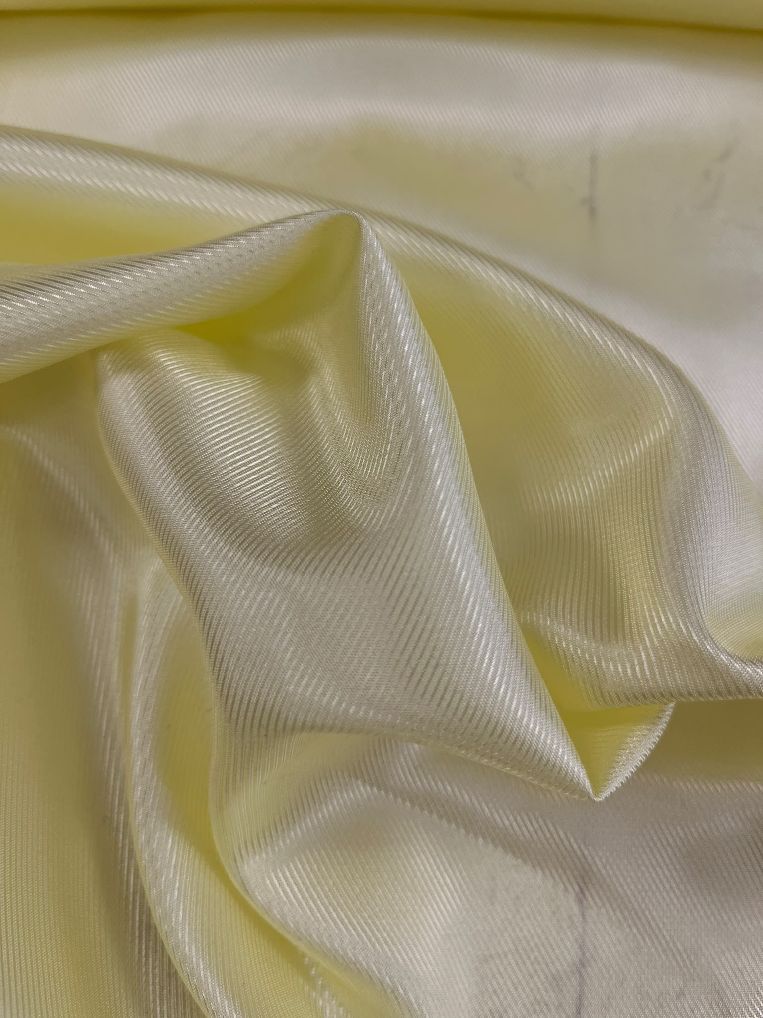 Forro amarillo acetato - detalle caída y brillo