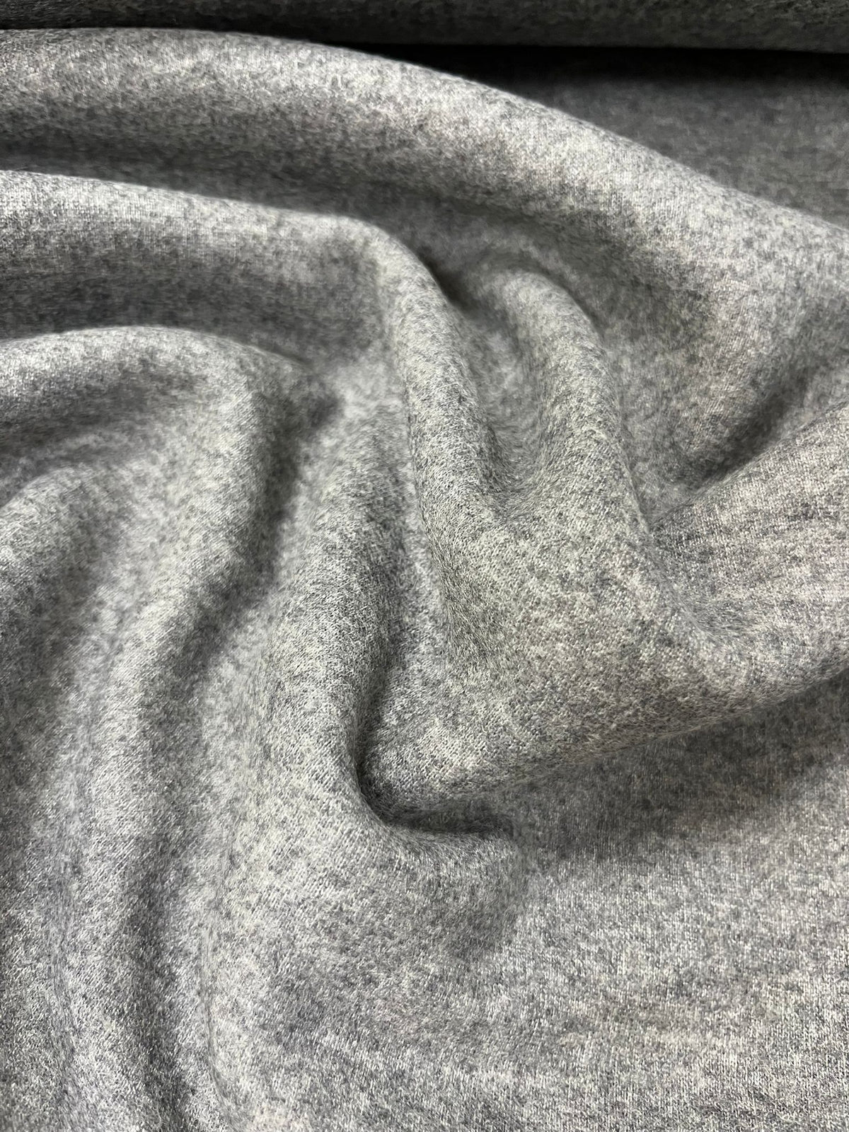 Lana gris - detalle caída y textura