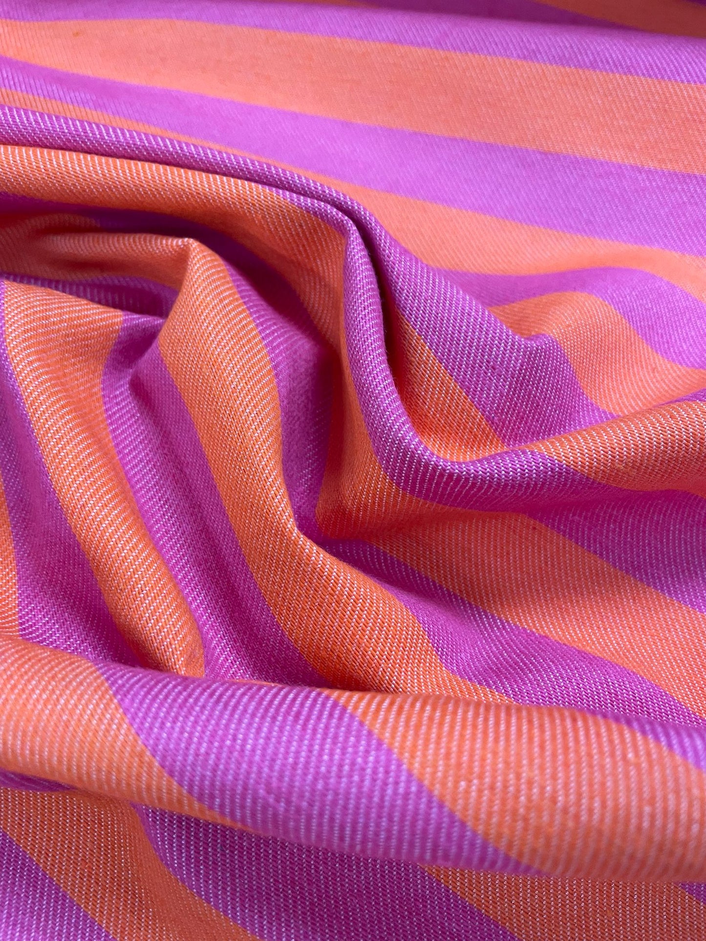 Sarga rayas fucsia-naranja
