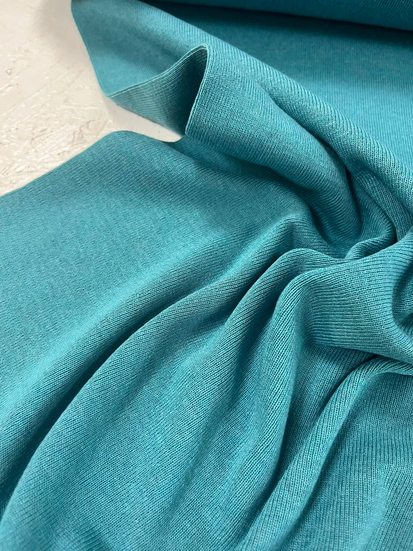 Punto tubular azul petróleo - detalle caída y textura