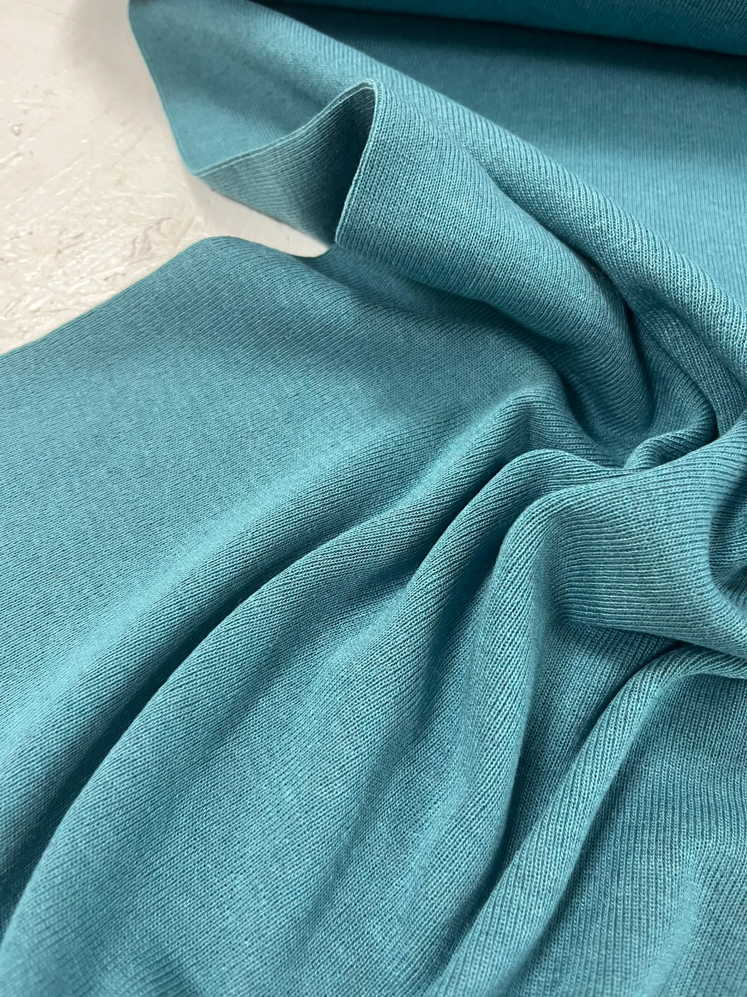 Punto tubular azul petróleo - detalle caída y textura
