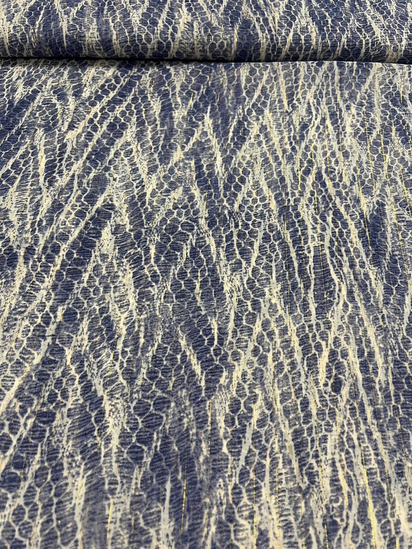Gasa Lila Estampado Textura Dorada