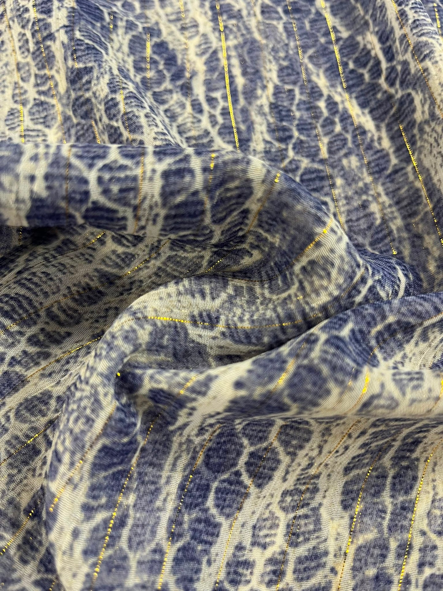 Gasa Lila Estampado Textura Dorada