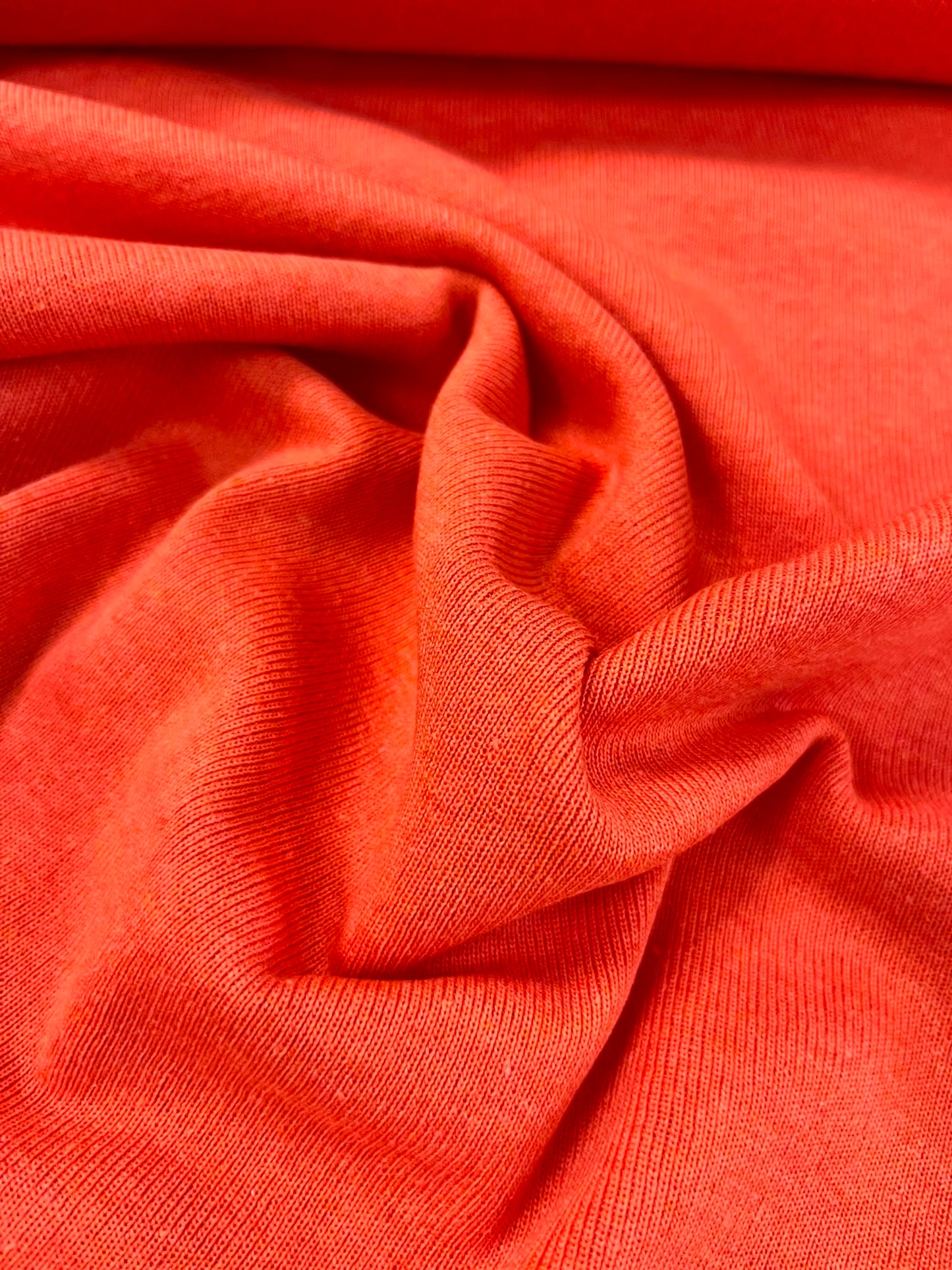Punto tubular coral - detalle caída y textura canalé