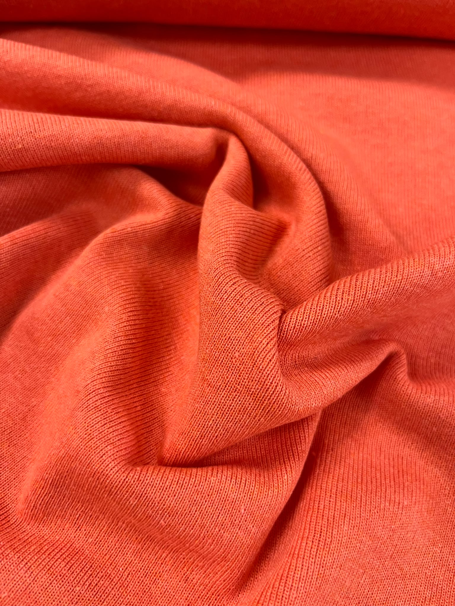 Punto tubular coral - detalle caída y textura canalé