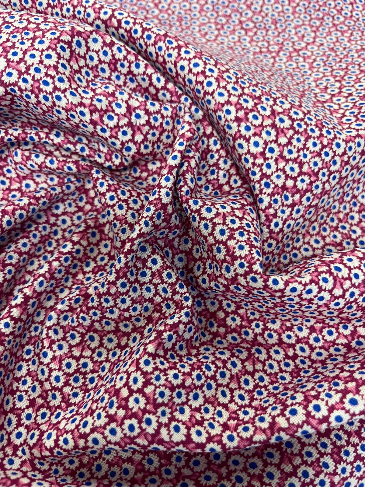 Algodón liberty rosa - detalle caída y estampado margaritas