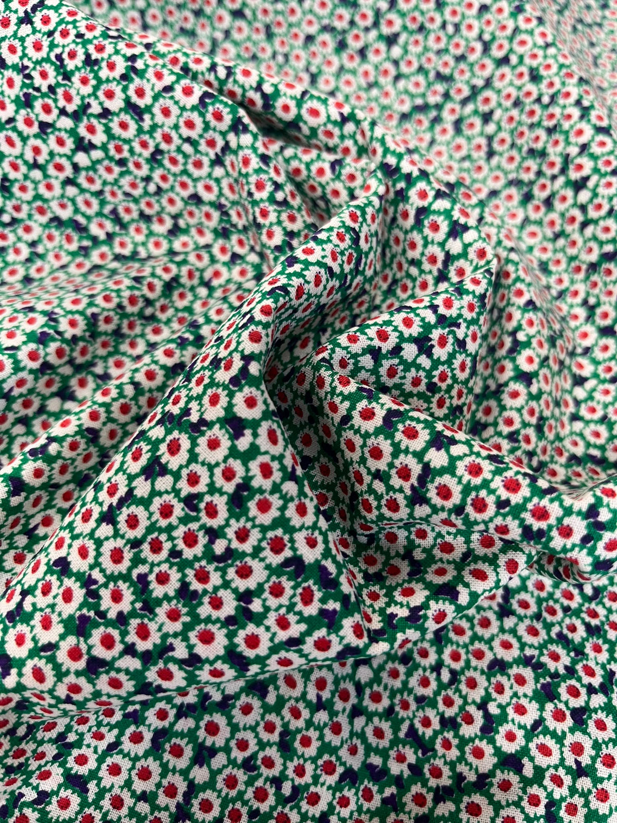 Algodón liberty verde - detalle caída y estampado margaritas