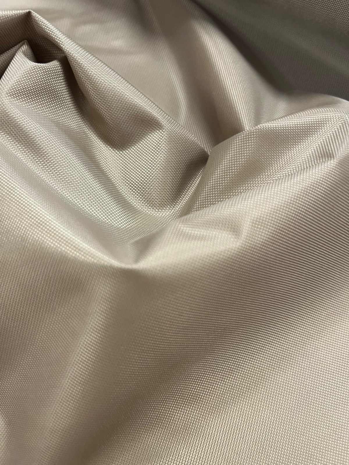 Impermeable beige - detalle caída y brillo