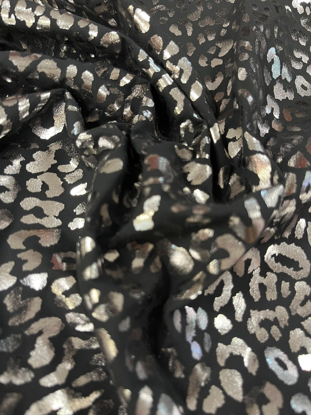 Brillo Leopardo Negro y Plata - detalle estampado metalizado
