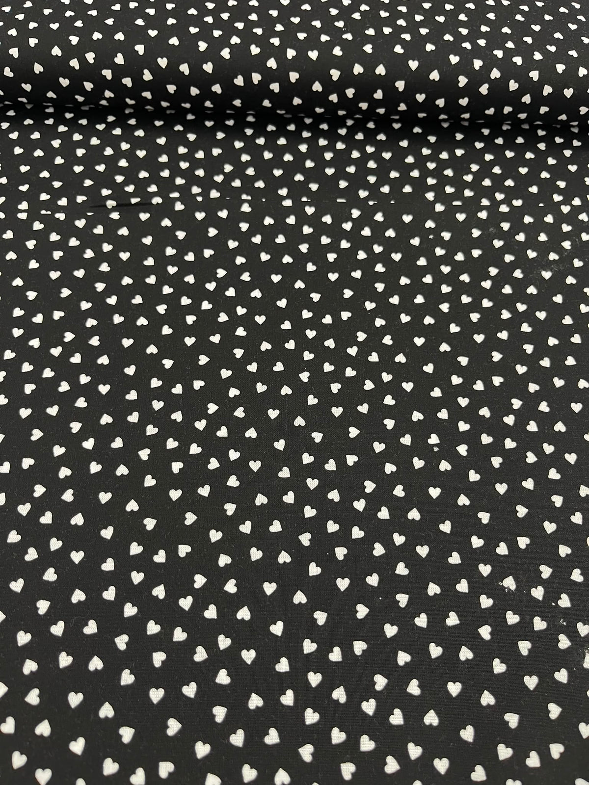 Algodón corazones blancos fondo negro - rollo estampado