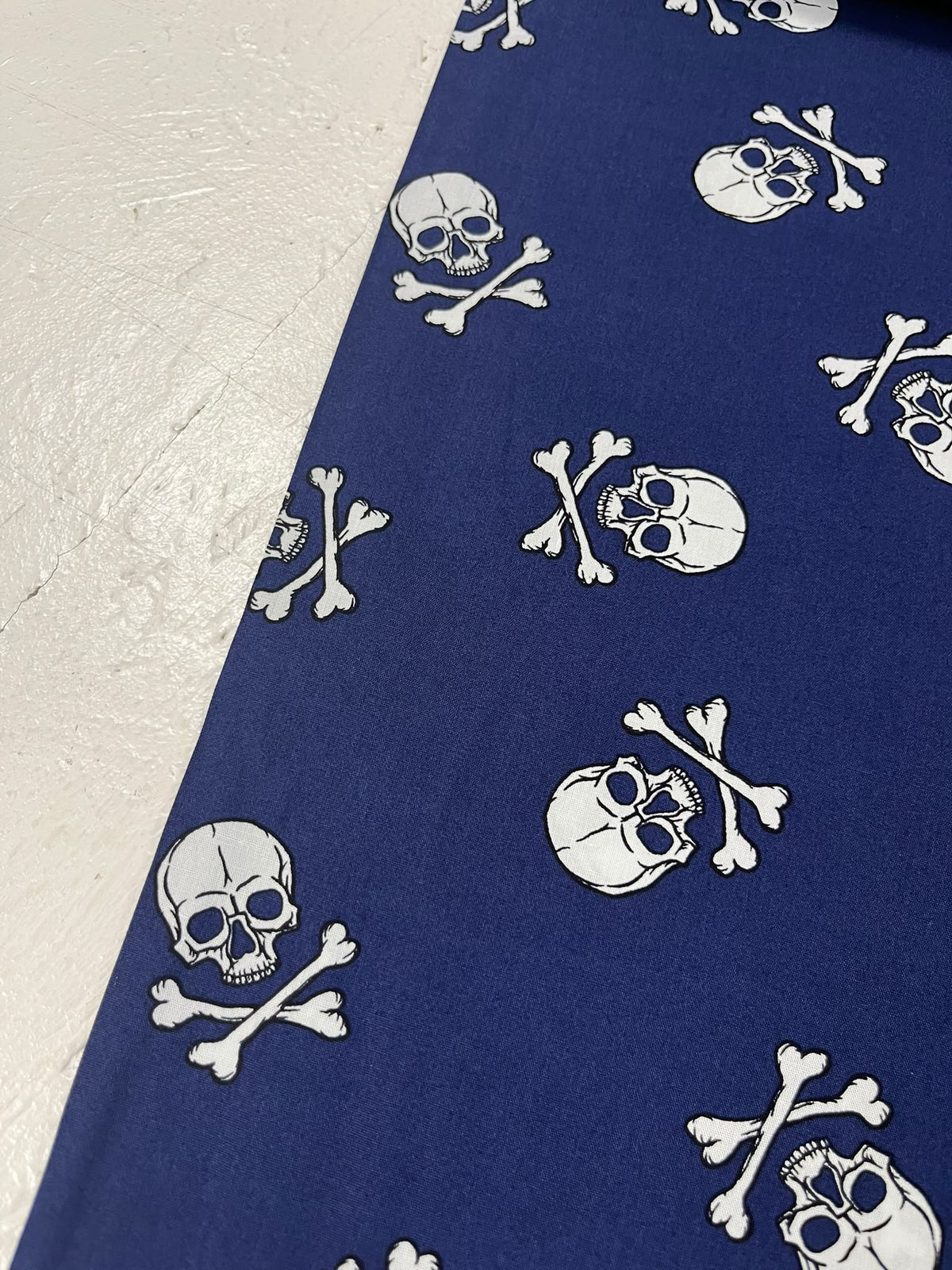 Algodón Calaveras Azul Marino - detalle escala motivos con cinta métrica