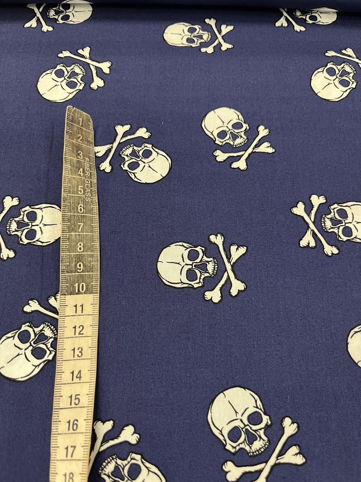 Algodón Calaveras Azul Marino - caída y textura del tejido