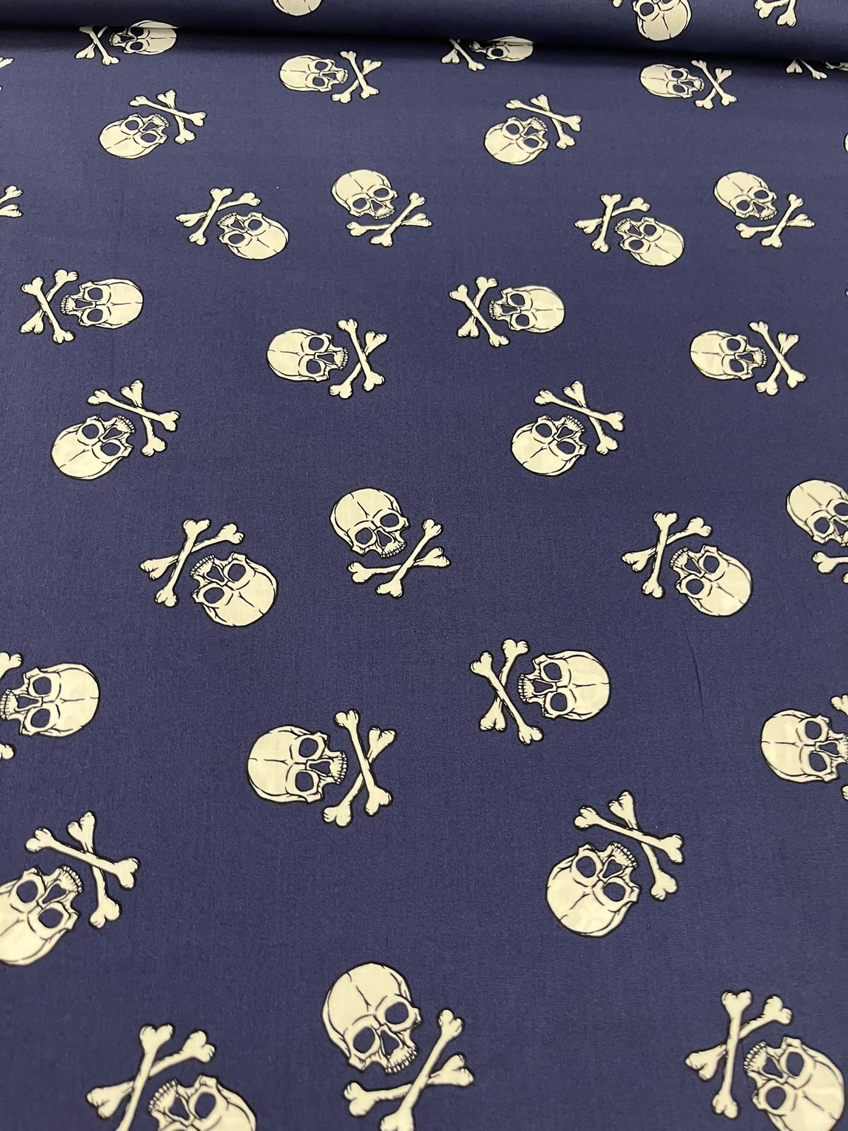 Algodón Calaveras Azul Marino - detalle estampado completo