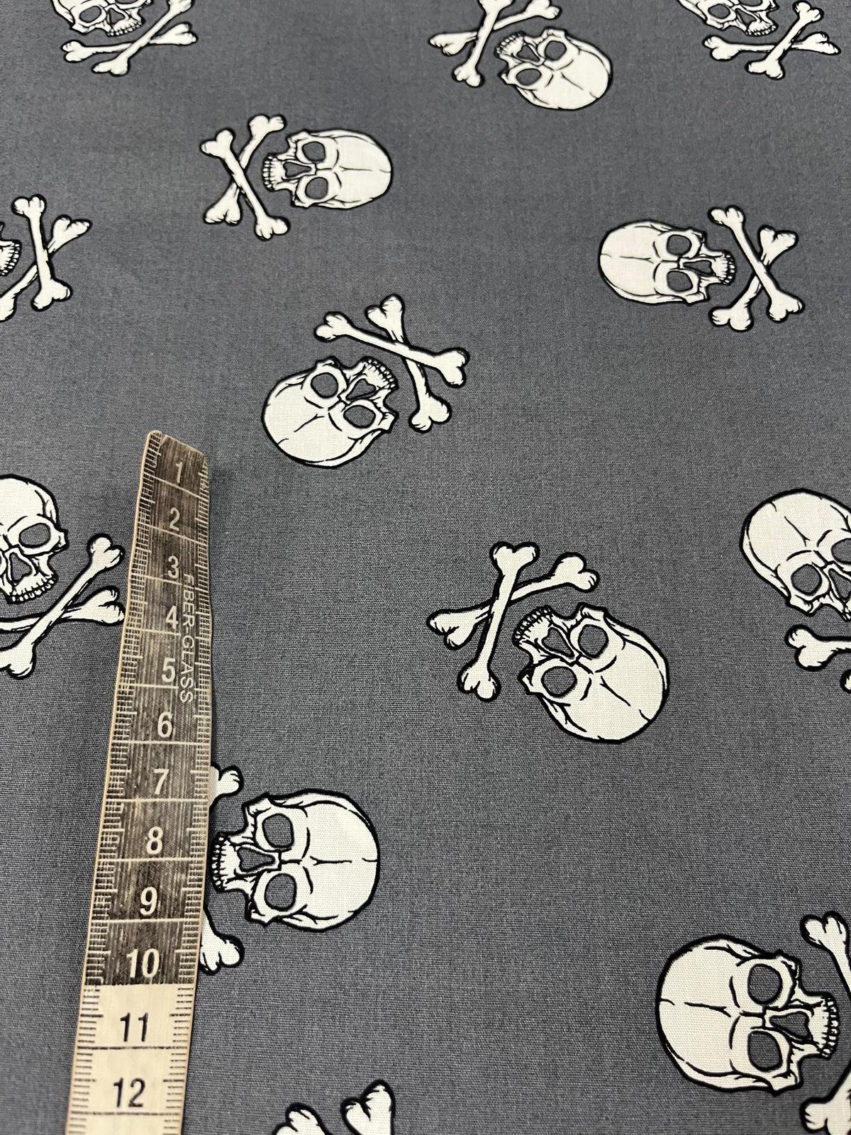 Algodón Calaveras Fondo Gris - detalle escala motivos con cinta métrica