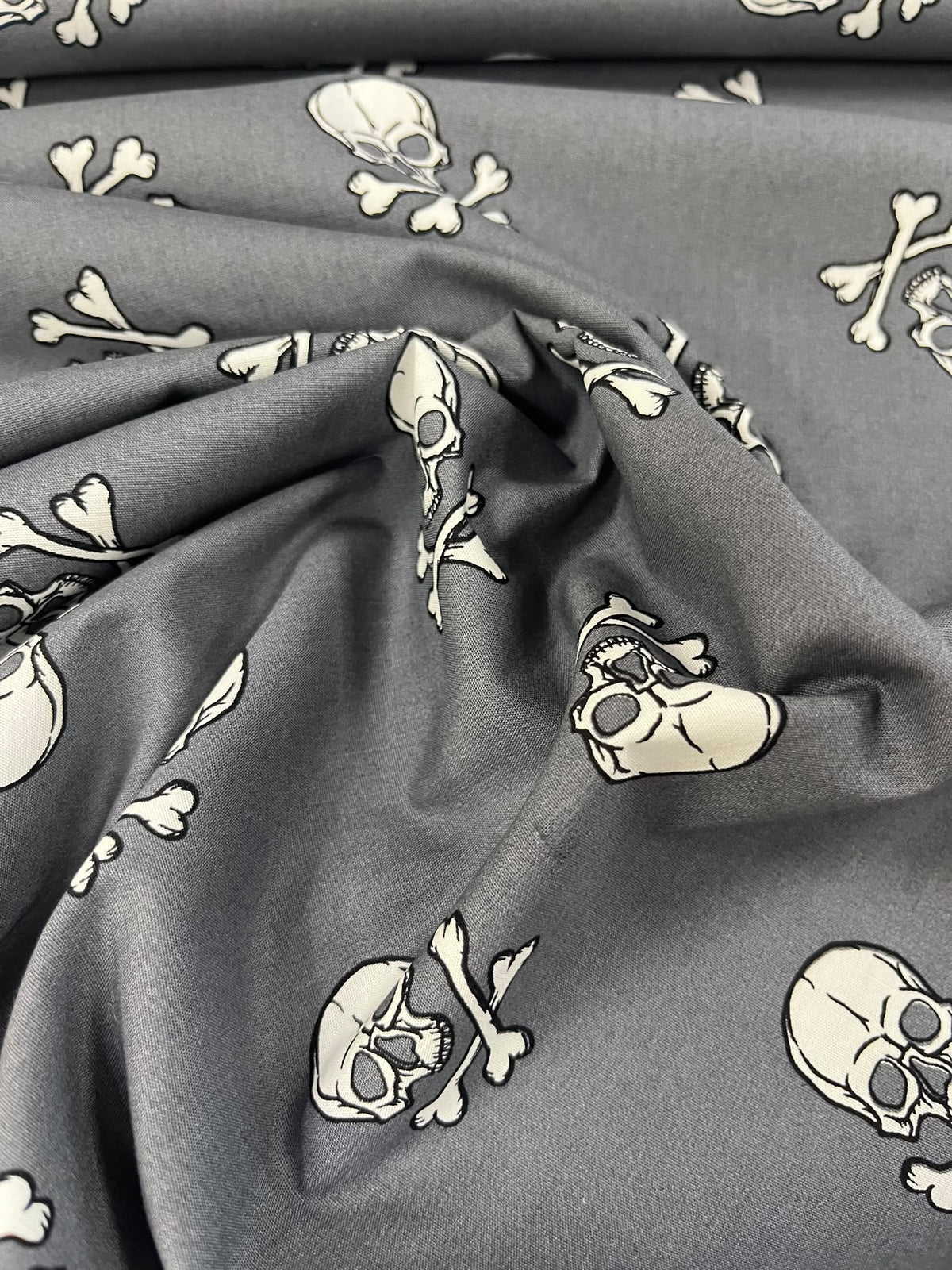 Algodón Calaveras Fondo Gris - caída y textura del tejido