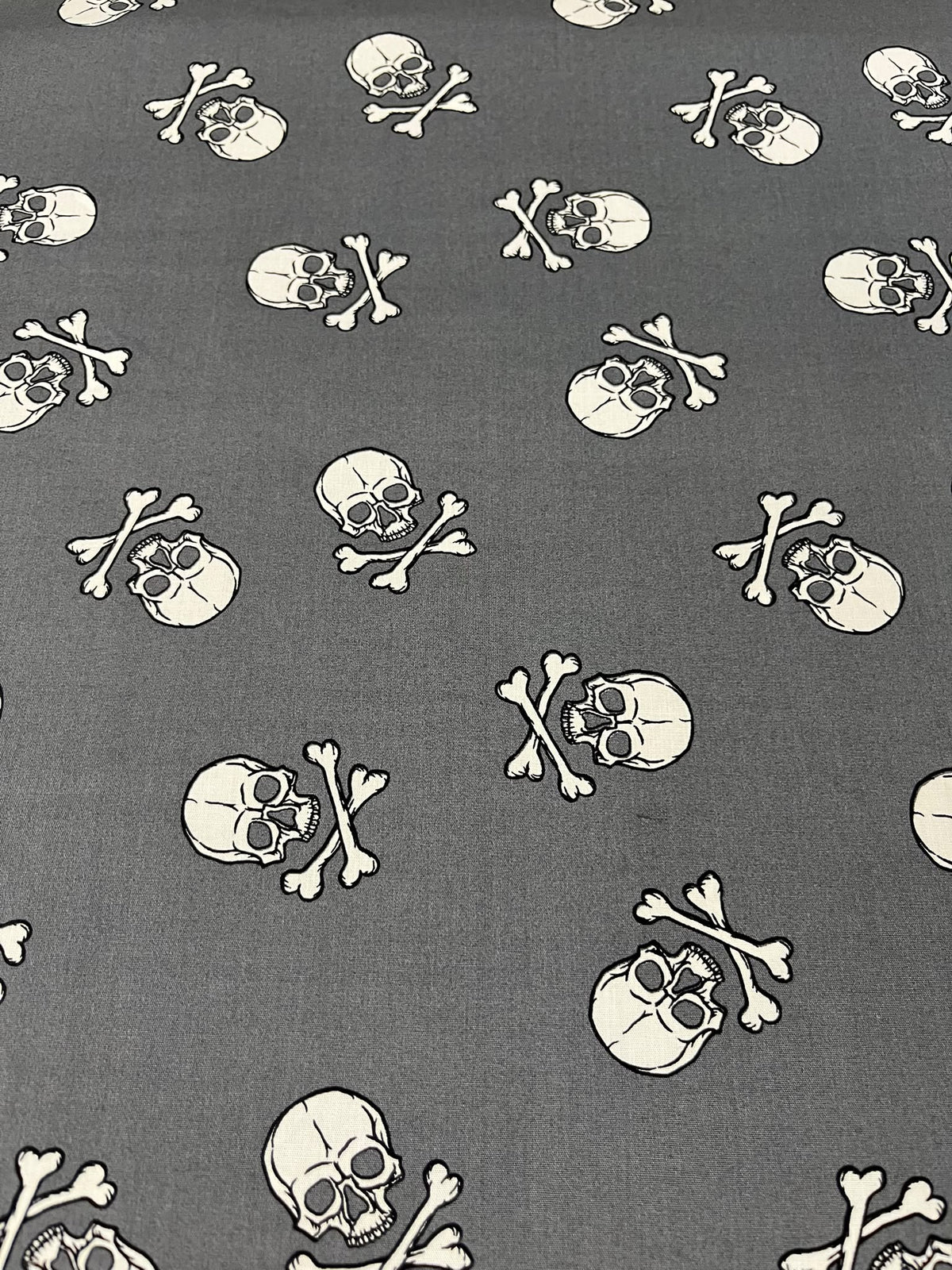 Algodón Calaveras Fondo Gris - detalle estampado completo
