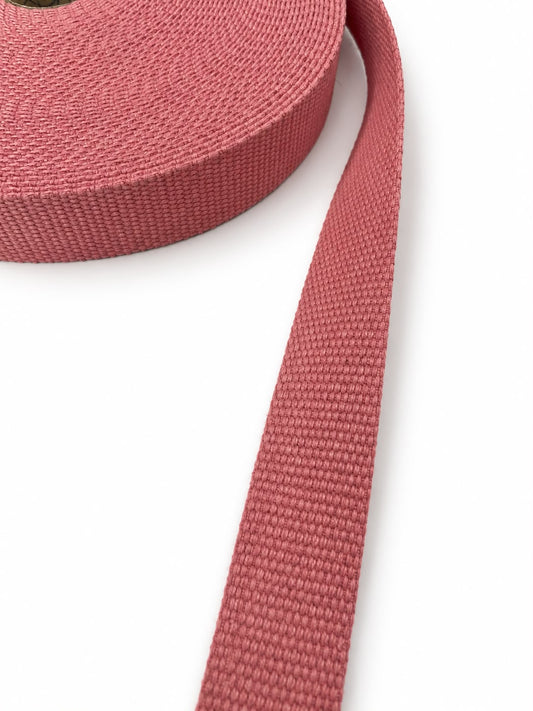 Rollo de cinta de algodón rosa palo con textura tejida