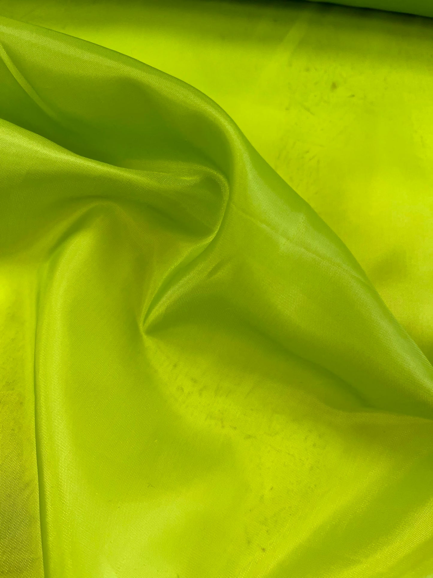 Forro verde lima acetato - detalle satinado