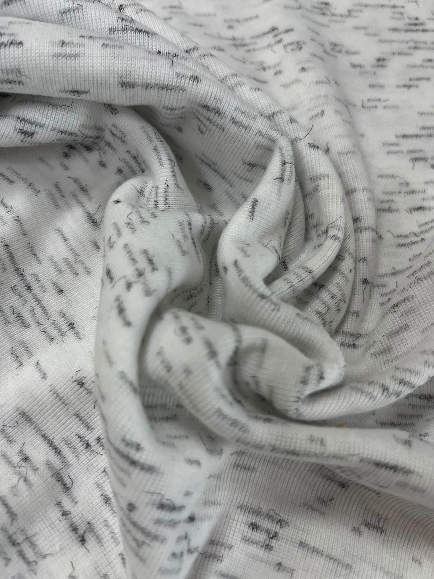 Punto tubular jaspeado blanco y negro - detalle caída y textura
