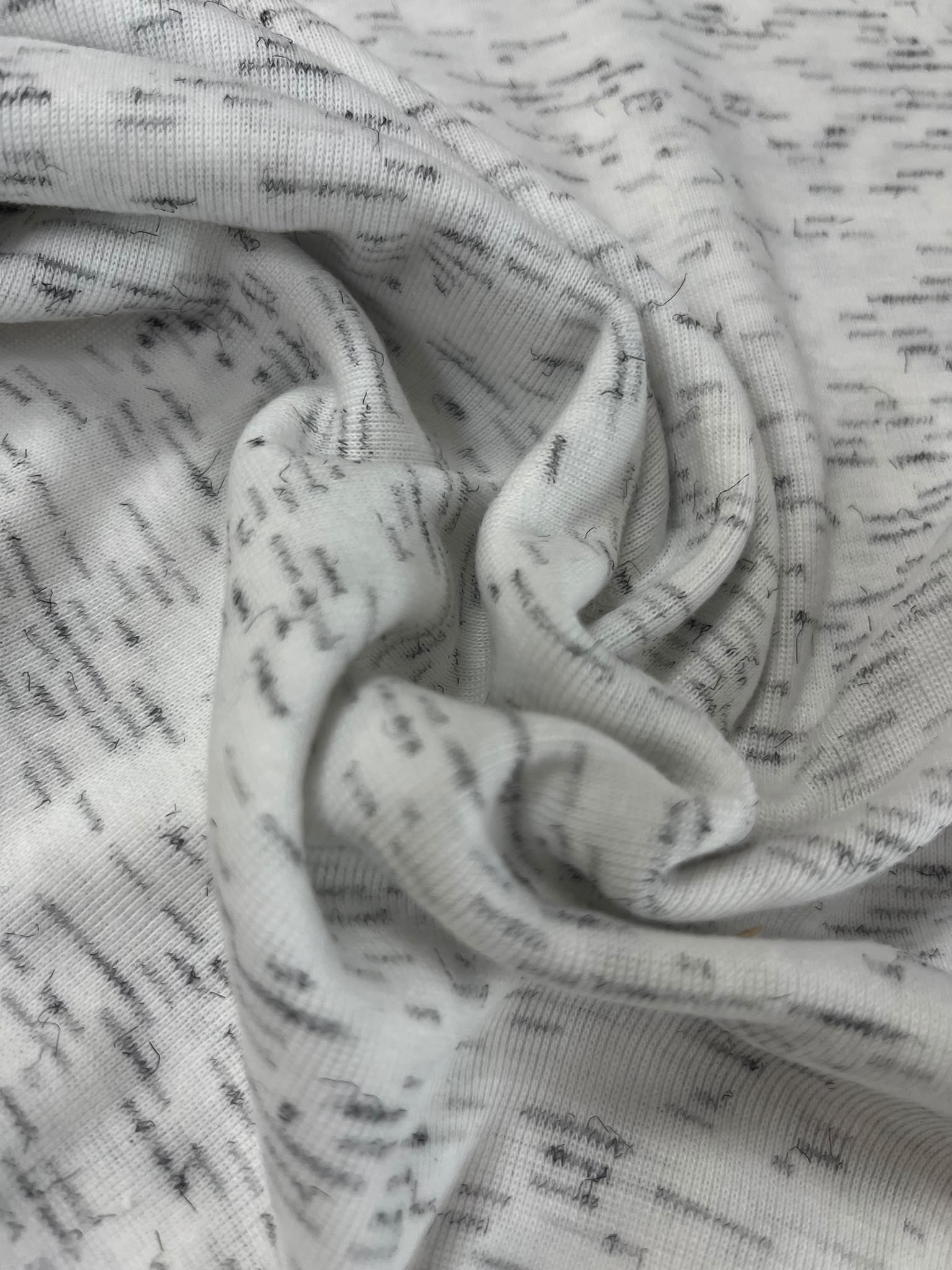 Punto tubular jaspeado blanco y negro - detalle caída y textura