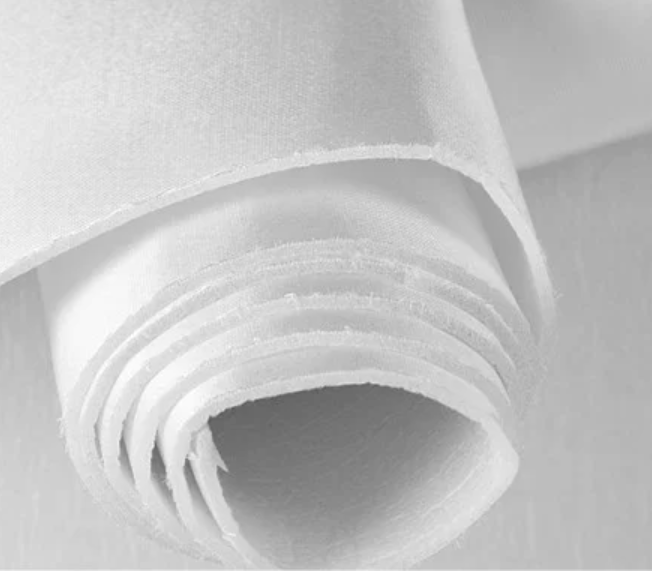 Foam rasetizado blanco enrollado, con detalle del grosor