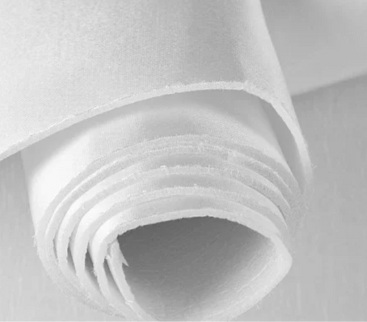 Foam rasetizado blanco enrollado, con detalle del grosor