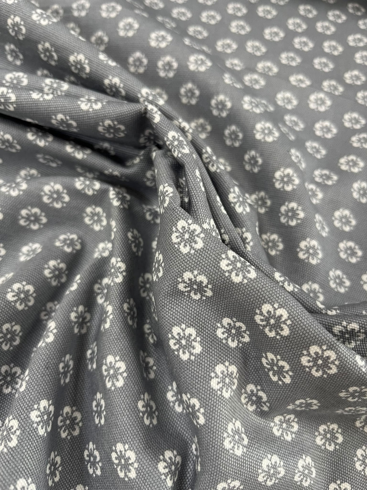 Algodón flores gris - detalle caída y estampado