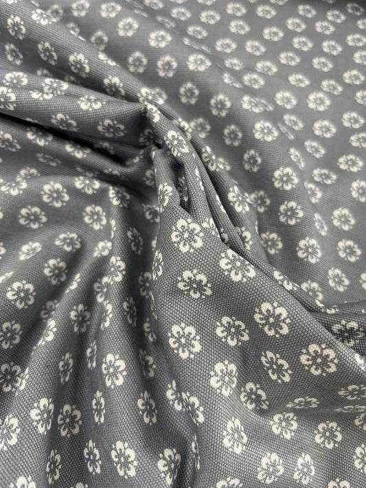 Algodón flores gris - detalle caída y estampado