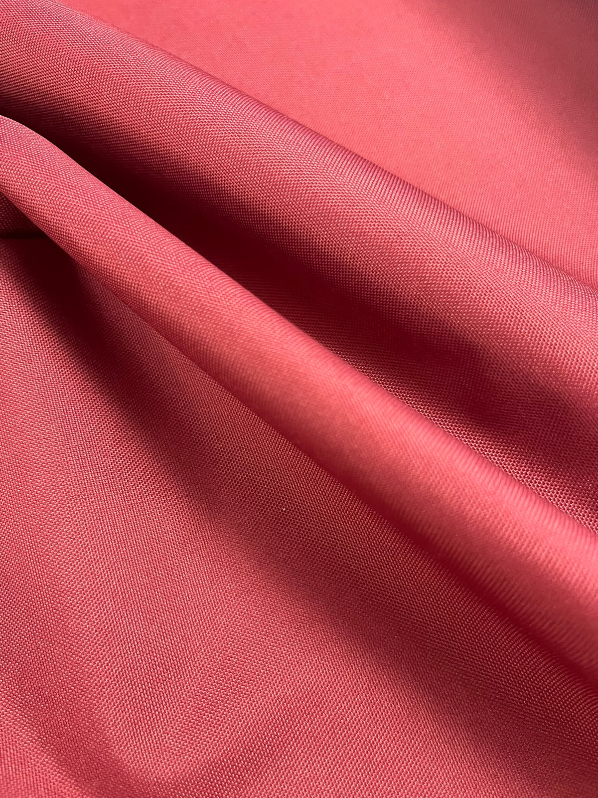 Impermeable granate - detalle textura y caída