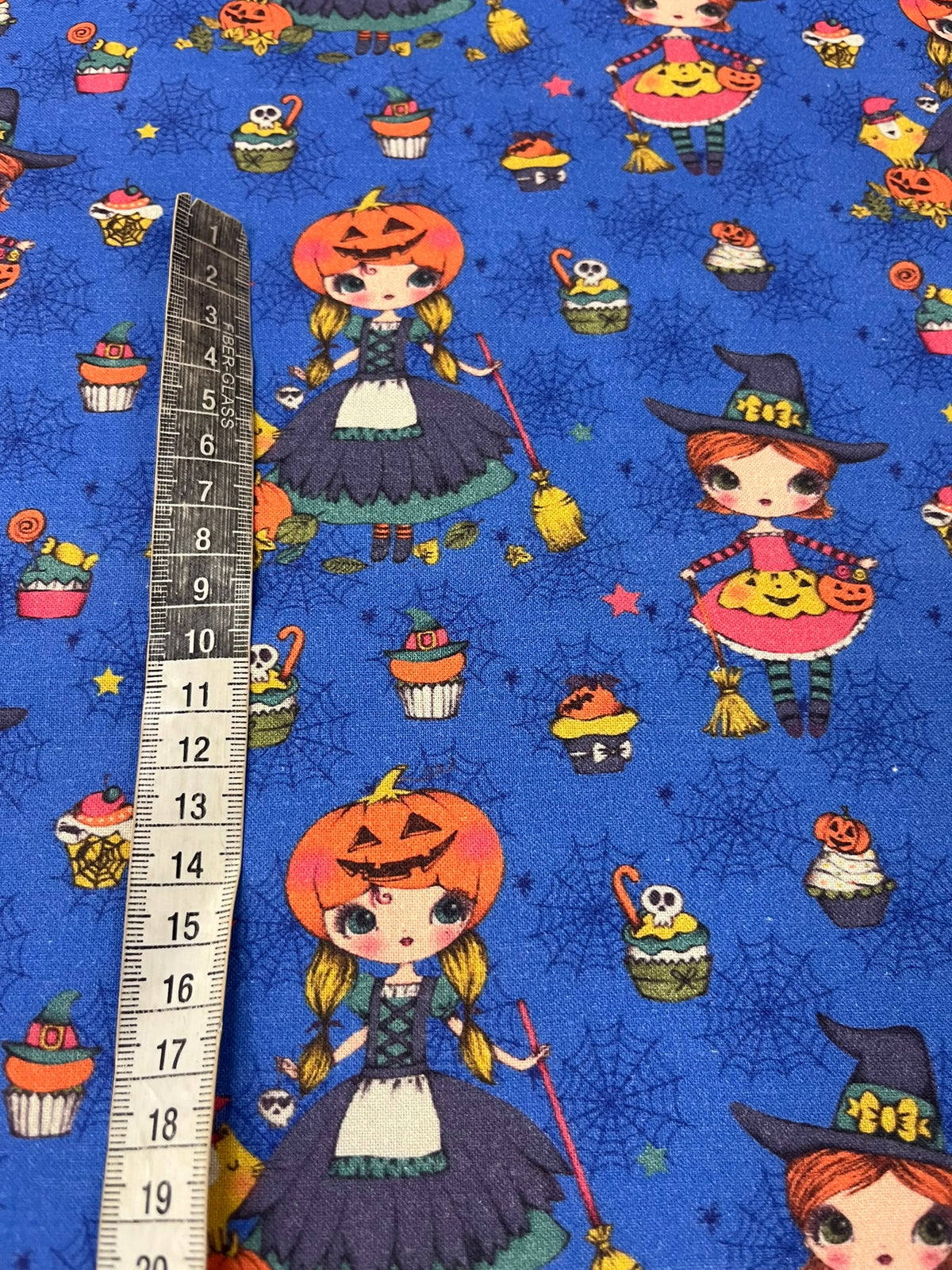 Algodón Brujitas Halloween Azul - caída y textura del tejido