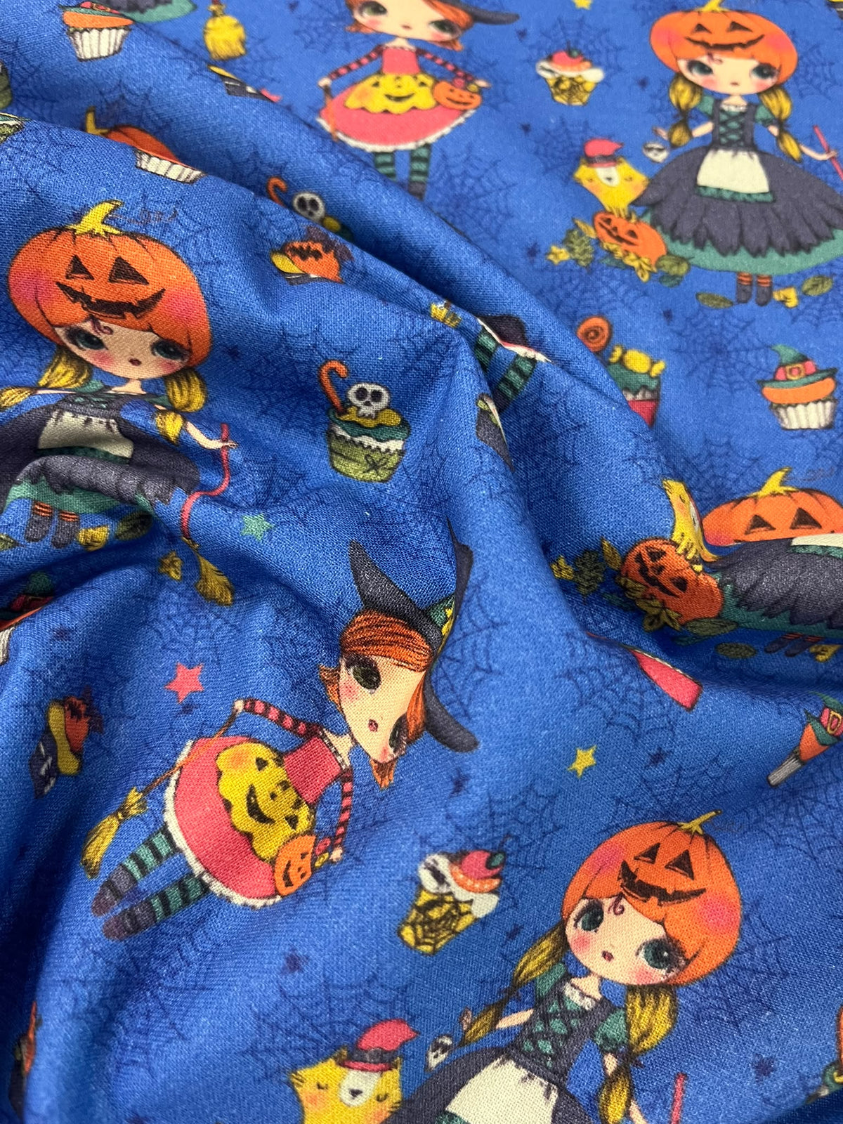 Algodón Brujitas Halloween Azul - detalle estampado brujitas y calabazas