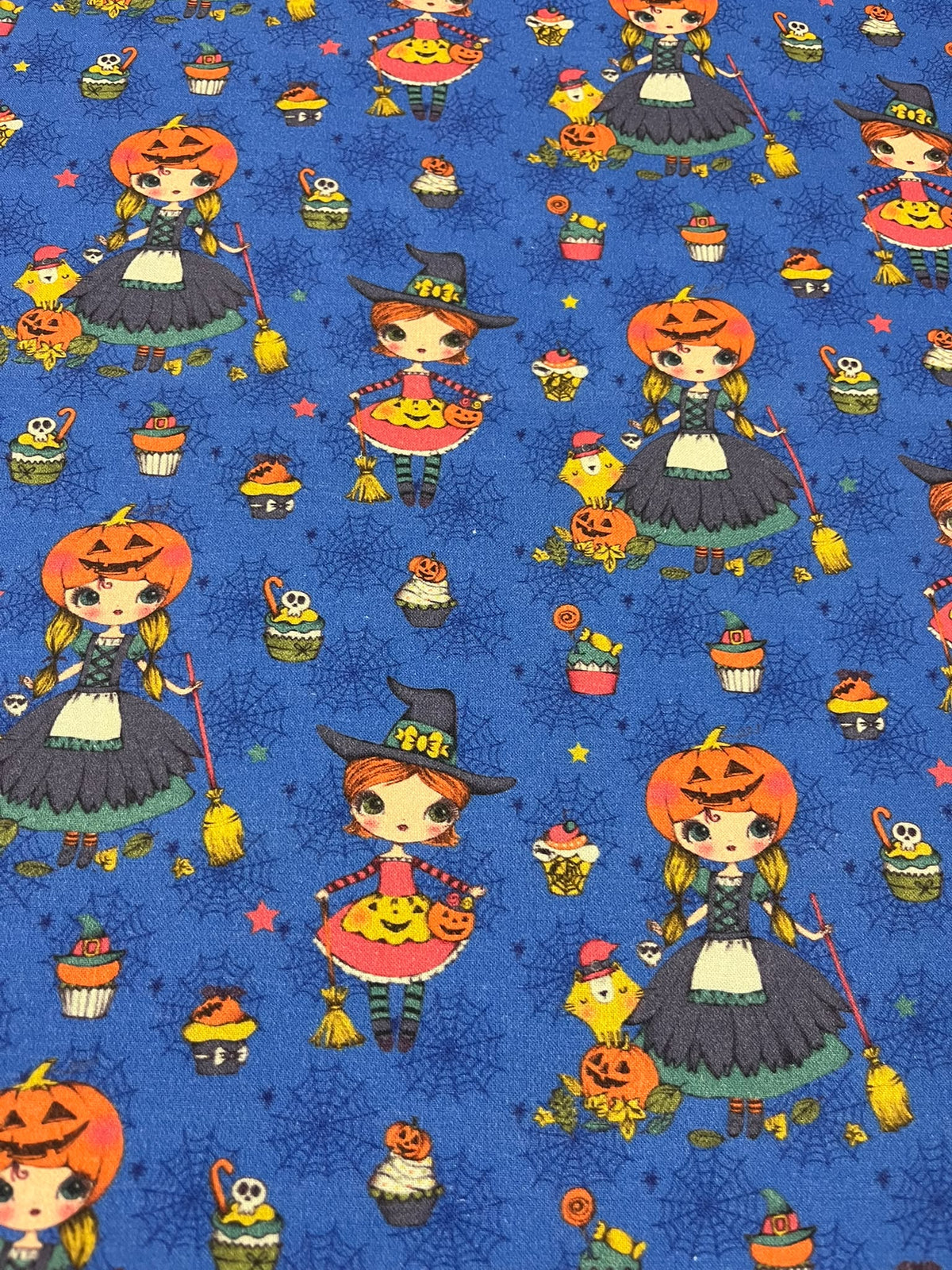 Algodón Brujitas Halloween Azul - detalle escala motivos con cinta métrica
