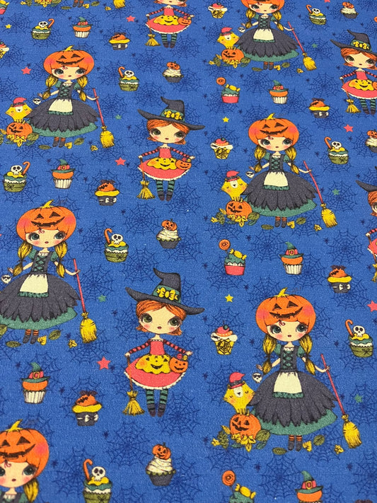 Algodón Brujitas Halloween Azul - detalle escala motivos con cinta métrica