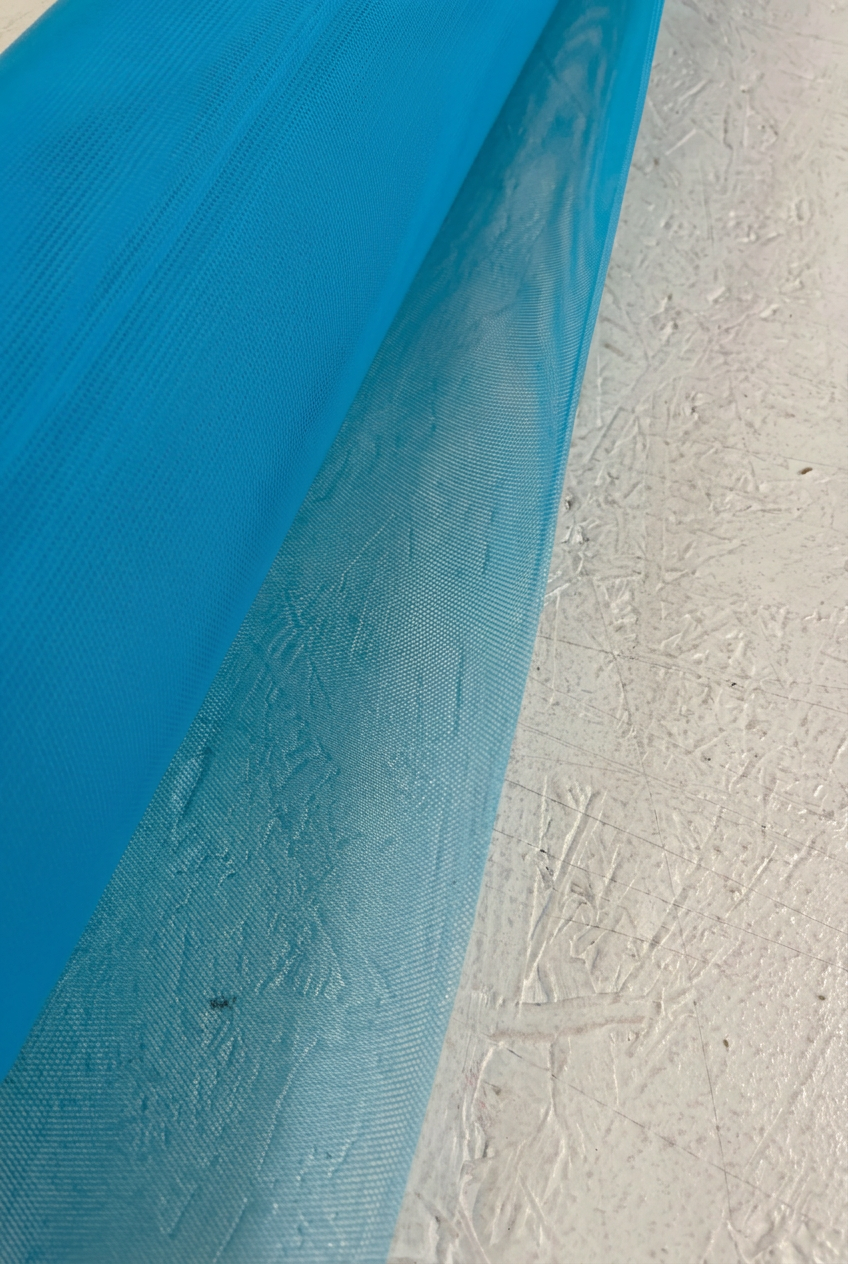 Tul azul de trama fina y transparente