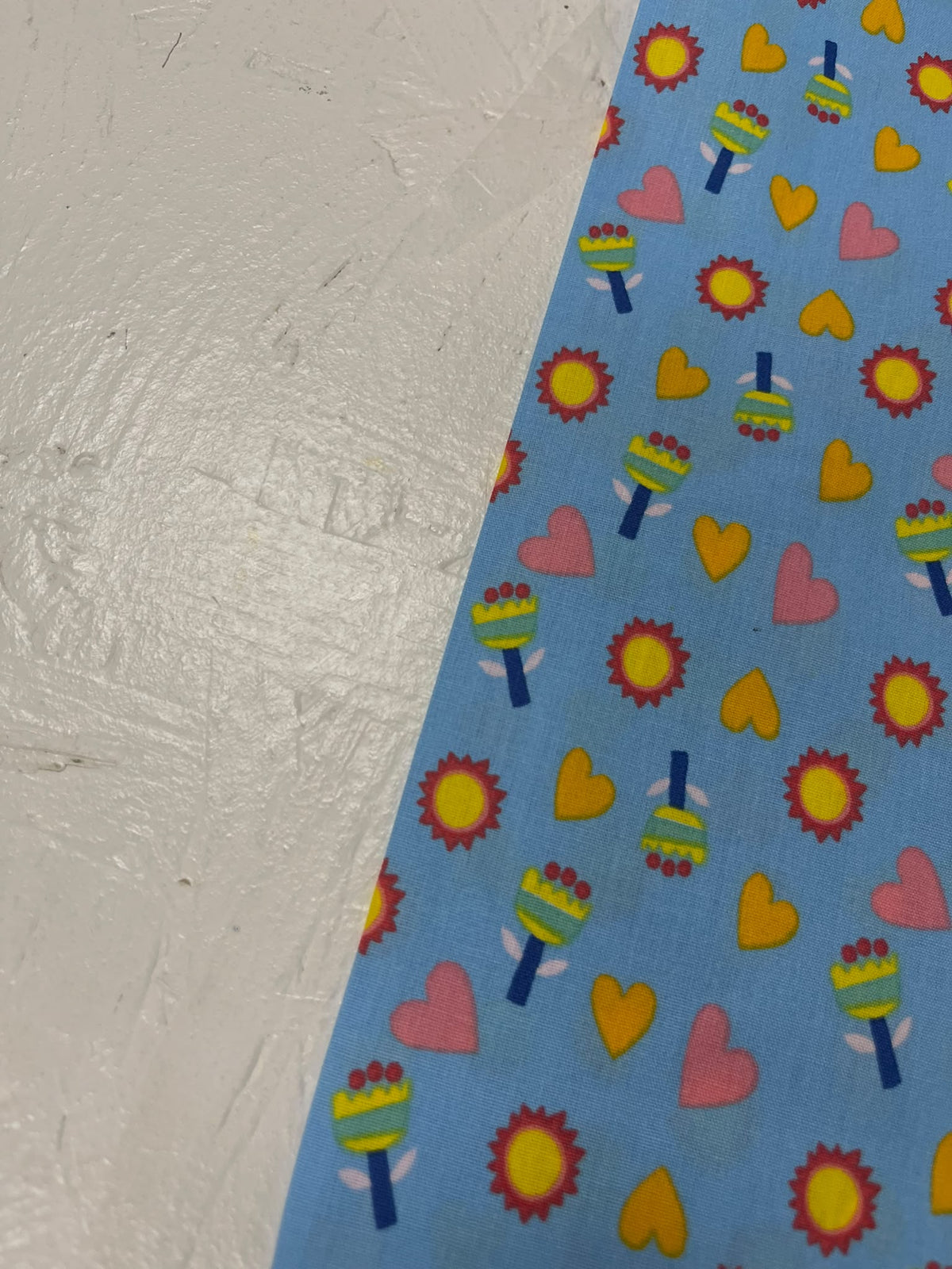 Algodón Estampado Sol y Corazón Azul - detalle estampado infantil sobre fondo azul